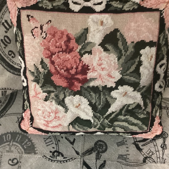PETIT POINT PILLOW FLOWERED. - Picture 2 of 6